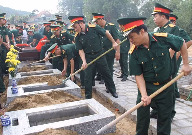 Đưa các anh về với lòng đất mẹ.
