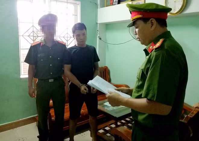 Công an tỉnh Thừa Thiên- Huế đọc lệnh bắt giữ một đối tượng trong băng nhóm của “Sơn tàu”.