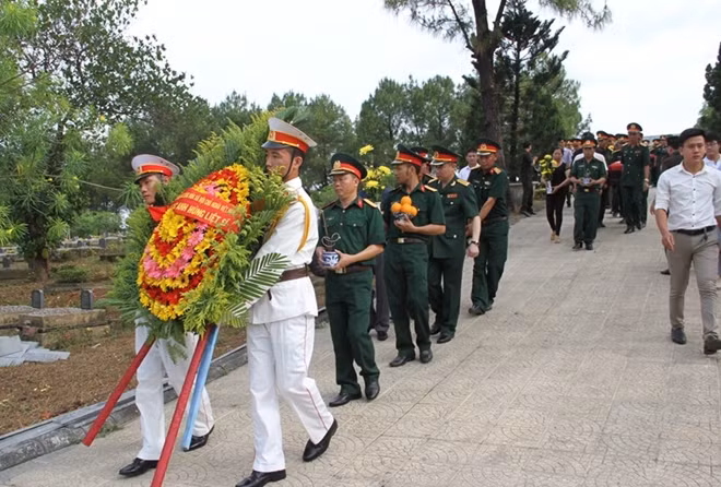 Lễ an táng 18 hài cốt liệt sĩ tại nghĩa trang liệt sĩ TP Huế.