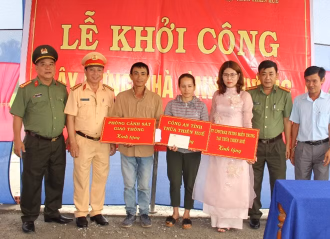 Lãnh đạo Công an tỉnh Thừa Thiên- Huế và đại diện nhà tài trợ trao tặng kinh phí xây nhà ở cho vợ chồng anh Lê Trung Thịnh.