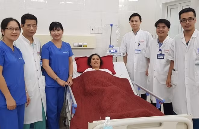 Các bác sĩ Bệnh viện Trung ương Huế bên bệnh nhân H. sau ca can thiệp nội mạch tắc túi phình thành công.
