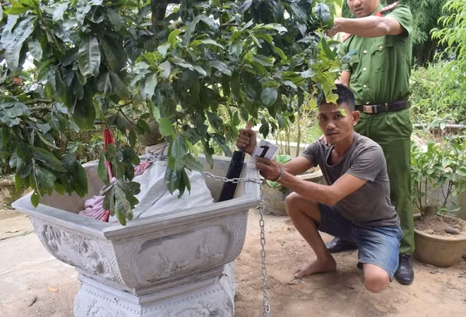 Hùng thực hiện lại hành vi trộm cây mai cảnh.