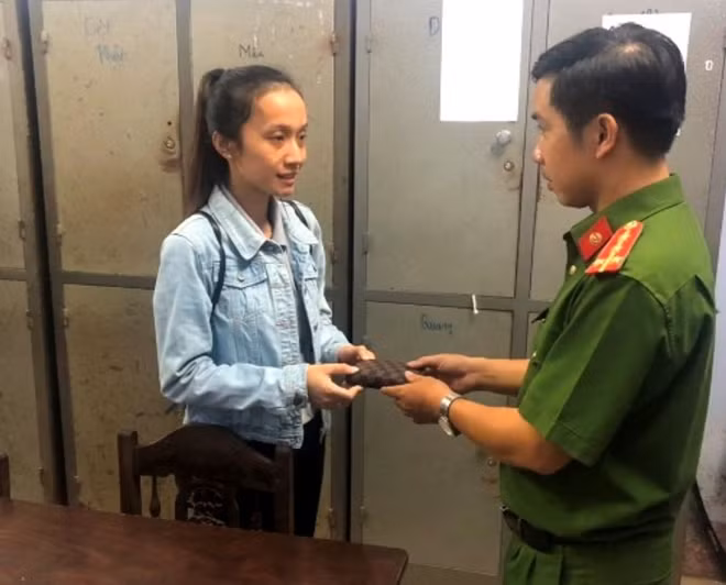 Đại úy Lại Phước Thanh Quang trao trả tài sản cho chị Lai.