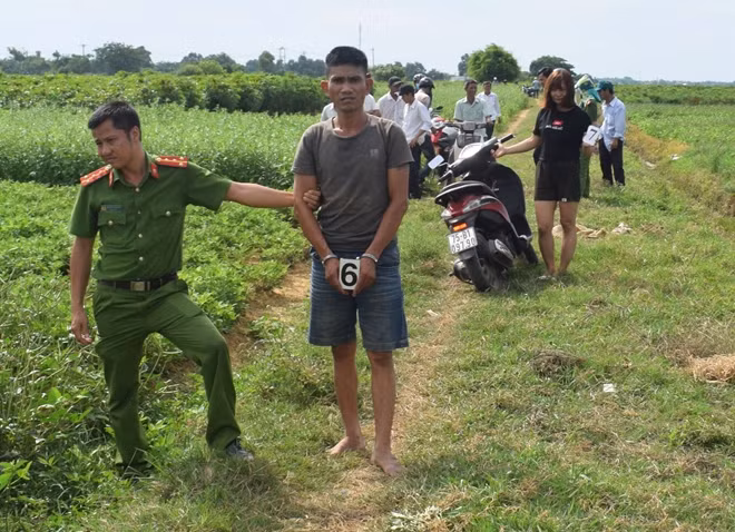 Lê Ngọc Hùng và Nguyễn Thị Thảo (áo đen) bị Công an huyện Quảng Điền bắt giữ.