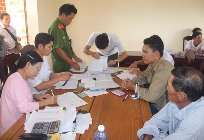 Người dân ở các xã ven biển tỉnh Thừa Thiên- Huế kê khai, nhận tiền hỗ trợ, bồi thường SCMTB vào năm 2017.