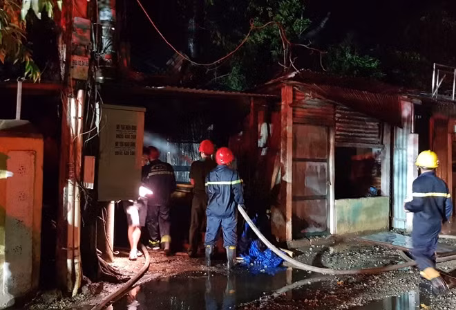 Lực lượng Phòng Cảnh sát PCCC&CNCH tỉnh Thừa Thiên Huế phun nước dập tắt đám cháy.