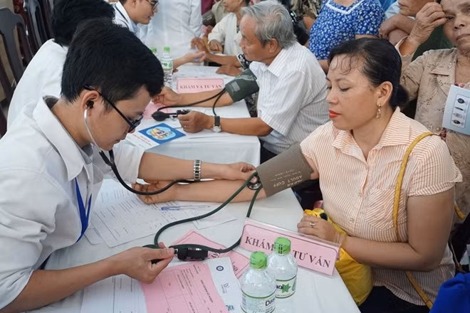Các bác sĩ Bệnh viện Trung ương Huế khám, sàng lọc bệnh đái tháo đường miễn phí cho người dân.