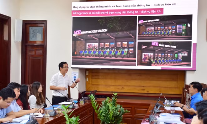 Đại diện chủ đầu tư báo cáo với lãnh đạo tỉnh Thừa Thiên Huế phương án triển khai dự án xe đạp thông minh.