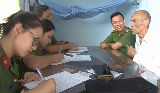 CBCS Đội Cảnh sát QLHC về TTXH Công an TP Huế đến tận nhà giúp người dân kê khai thông tin giải quyết thủ tục hành chính.