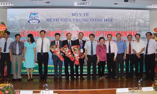 GS.TS Phạm Như Hiệp, Giám đốc Bệnh viện T.Ư Huế trao quyết định thành lập Trung tâm Mắt.