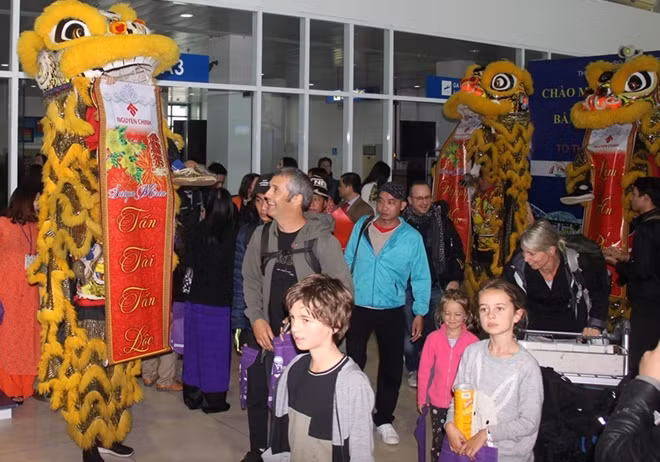 Những du khách quốc tế đầu tiên đến Huế dịp đầu năm mới 2019 bằng đường hàng không.