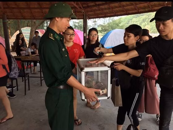 Nhiều sinh viên quyên góp tiền hỗ trợ giúp gia đình mai táng anh Sinh. Nhiều sinh viên quyên góp tiền hỗ trợ giúp gia đình mai táng anh Sinh.