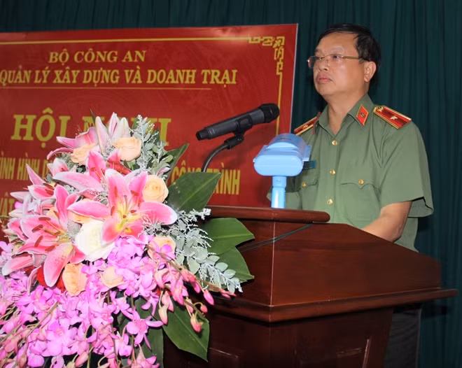 Thiếu tướng Lê Văn Long, Cục trưởng Cục QLXD&DT phát biểu tại hội nghị.
