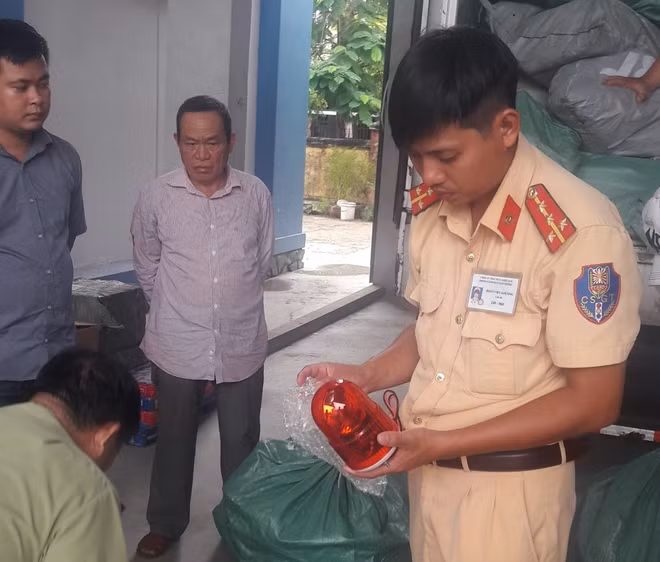 Các mặt hàng được vận chuyển trên 2 xe tải của Công ty TNHH MTV chuyển phát nhanh Thuận Phong đều không có hóa đơn chứng từ.