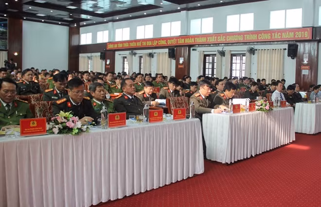 Đại diện lãnh đạo Công an các tỉnh thuộc Cụm thi đua số 5 và các đại biểu tham dự hội nghị.