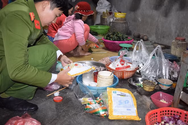 Công an huyện Quảng Điền kiểm tra, phát hiện hàn the được sử dụng vào sản xuất thực phẩm tại cơ sở kinh doanh của bà Thúy.