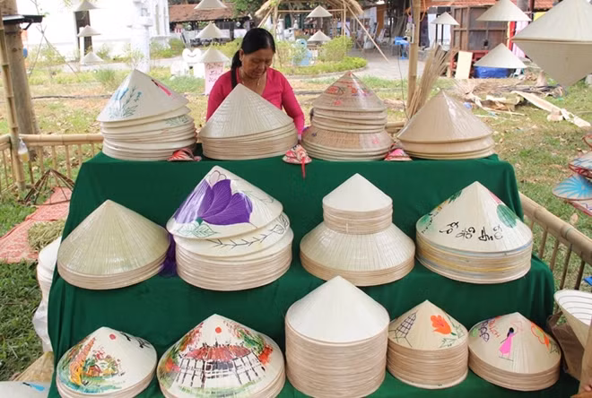 Nón lá Thủy Thanh, một trong những làng nghề còn lại ở Cố đô Huế lưu giữ nghề làm nón lá truyền thống tham gia tại Festival NTT Huế 2019.