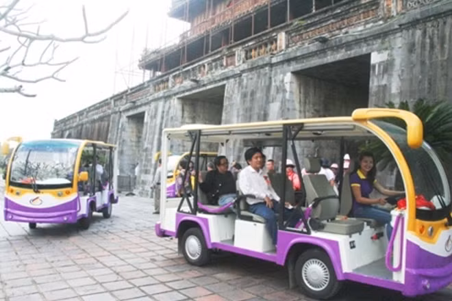 Cùng với các phương tiện giao thông công cộng như xe điện, xe bus, xe đạp thông minh sẽ giúp người dân, du khách tham quan các di tích ở Cố đô Huế thuận tiện hơn.