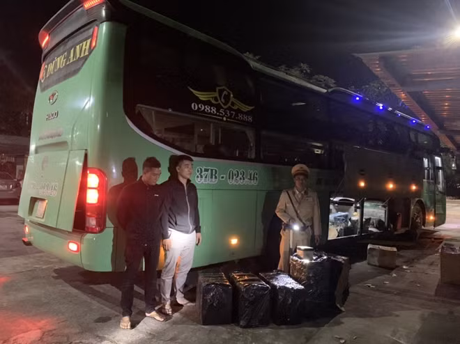 Ôtô khách BKS 37B-023.46 bị CSGT Công an tỉnh Thừa Thiên Huế phát hiện vận chuyển pháo lậu.