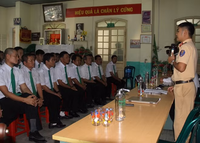 CBCS Đội CSGT, trật tự Công an TP Huế tuyên truyền Luật Giao thông đường bộ đến các tài xế taxi.