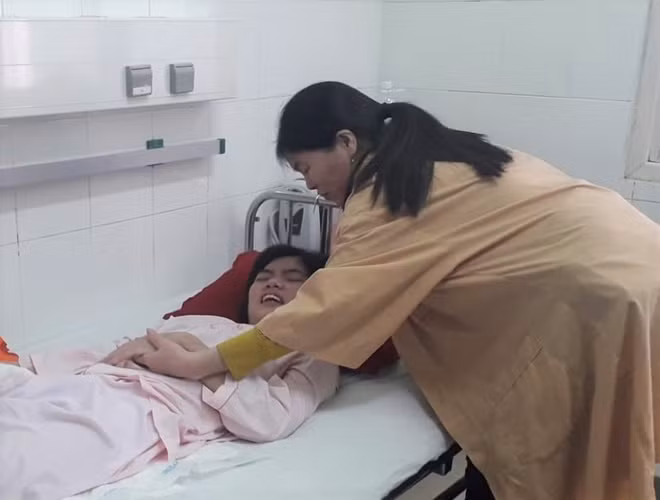 Bà Lê Thị Hương xúc động, ôm chầm lấy con gái sau khi con gái được cứu sống kỳ diệu.