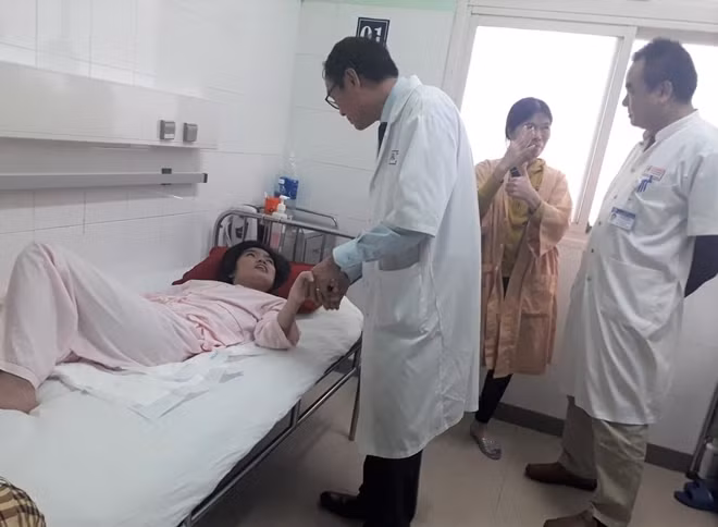 Các bác sĩ Bệnh viện T.Ư Huế thăm hỏi bệnh nhân Đặng Lê Huỳnh Trang trước lúc bệnh nhân này xuất viện.