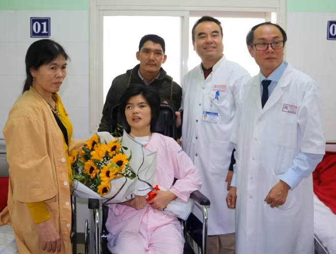 Các bác sĩ Bệnh viện T.Ư Huế tặng hoa chúc mừng bệnh nhân Đặng Lê Huỳnh Trang khi Trang xuất viện.