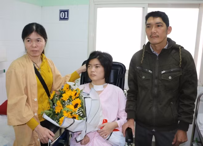 Gia cảnh khó khăn nhưng may mắn đã đến với bệnh nhân Đặng Lê Huỳnh Trang khi em được nhiều nhà hảo tâm giúp đỡ và được các y, bác sĩ Bệnh viện T.Ư Huế tận tình điều trị, cứu sống tính mạng.