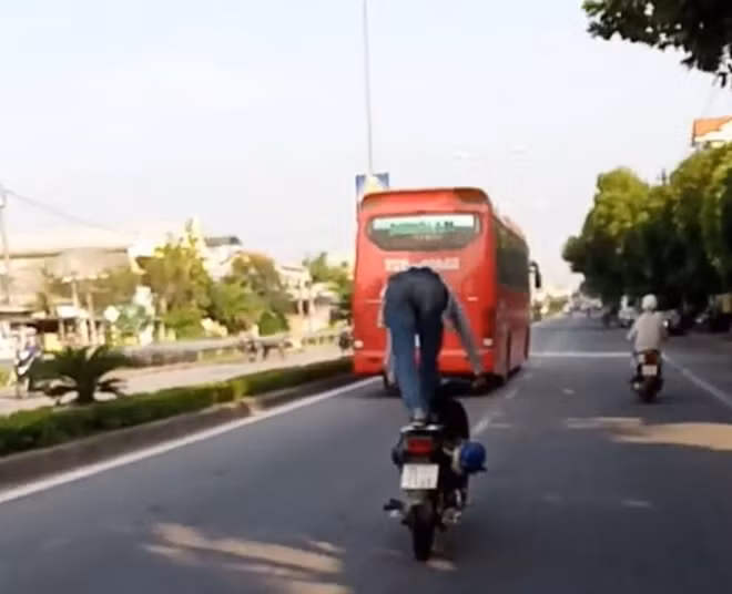 Hình ảnh Hùng điều khiển xe máy BKS 75F7-5666 "làm xiếc" trên đường phố được người dân ghi lại, phản ánh đến cơ quan chức năng.