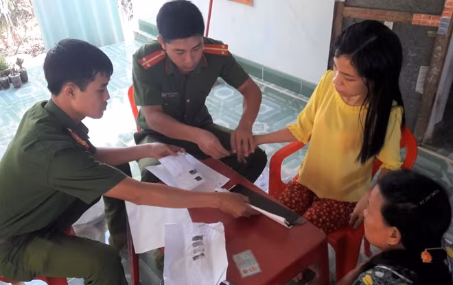 Công an huyện Phú Lộc và Công an xã Vinh Mỹ về tận nhà dân giải quyết thủ tục, cấp CMND cho người dân.