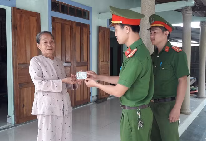 Công an xã Vinh Mỹ đến tận nhà trao trả giấy CMND cho cụ bà Trần Thị Yến (SN 1938).