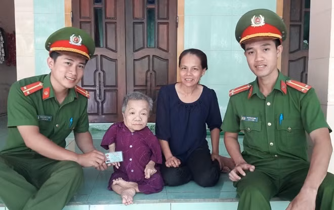 Và trao trả giấy CMND cho cụ bà Mai Thị Chót.