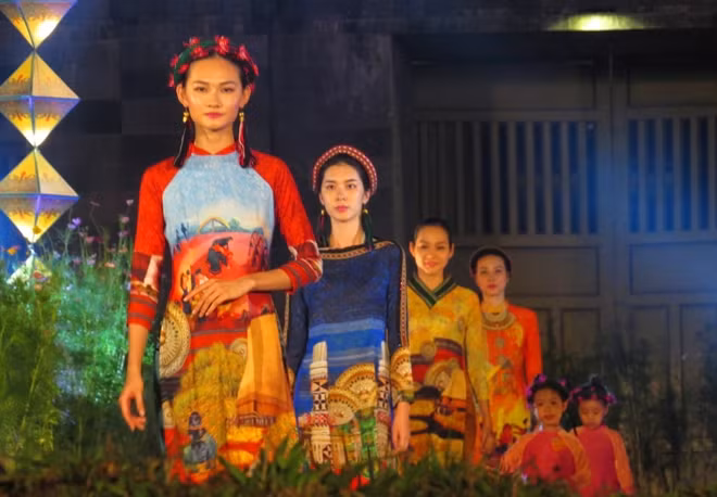 Và bộ sưu tập áo dài thể hiện không gian văn hóa cồng chiêng Tây Nguyên.