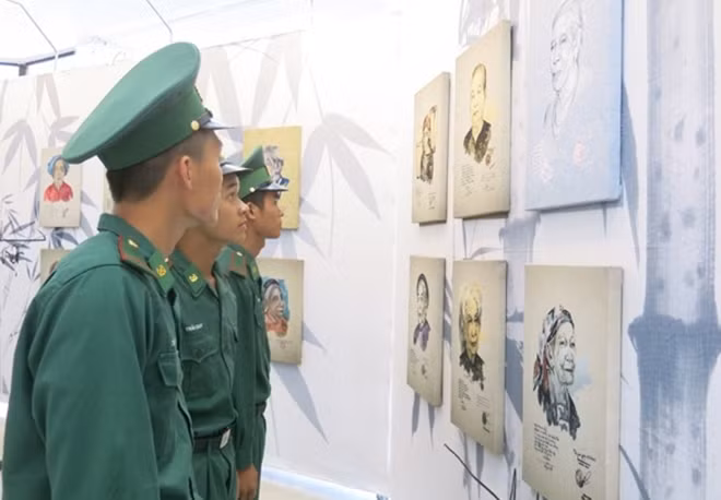 Triển lãm giới thiệu đến người dân, du khách 134 chân dung Bà mẹ VNAH do nữ họa sĩ Đặng Ái Việt thể hiện bằng cọ.