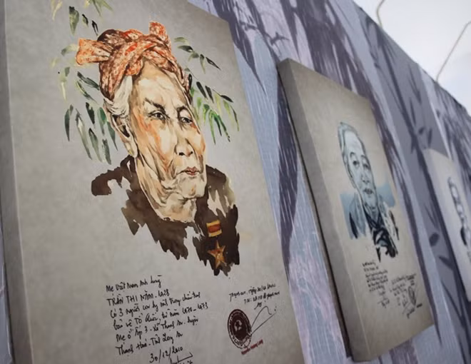 Mẹ VNAH Trần Thị Năm (ảnh góc trái). Mẹ Năm ở ấp 3, xã Thạnh An, huyện Thạnh Hóa, tỉnh Long An. Từ năm 1970 đến 1973, ba người con của mẹ Năm lần lượt anh dũng hy sinh trong cuộc kháng chiến chống giặc cứu nước.