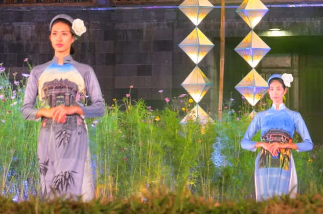 Phố cổ Hội An là cảng thị truyền thống, giữ được gần như nguyên vẹn hơn 1 nghìn di tích kiến trúc như phố xá, nhà cửa, hội quán, đình chúa, giếng cổ… Các kiến trúc có sắc thái truyền thống của Việt Nam và sự hội nhập với văn hóa phương Đông, phương Tây. Phố cổ Hội An được thể hiện trên áo dài bằng những chi tiết vẽ tay.