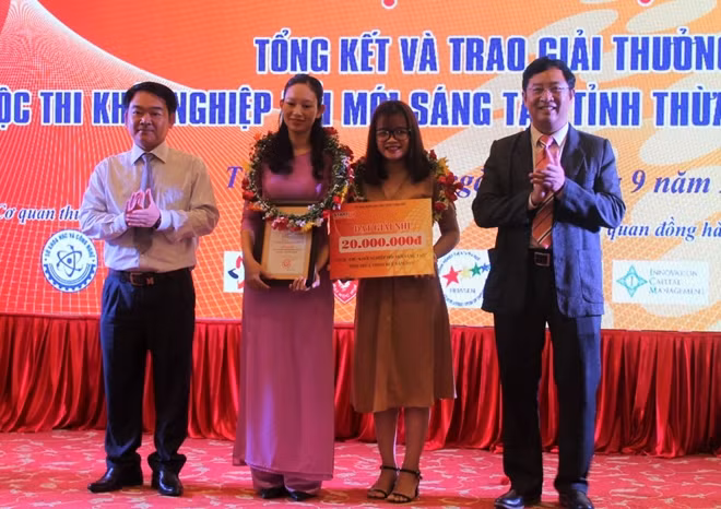 Ban tổ chức trao giải nhì cuộc thi Khởi nghiệp đổi mới sáng tạo Thừa Thiên Huế năm 2019.