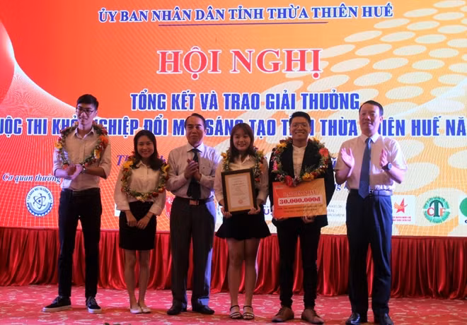 Đại diện lãnh đạo Tỉnh ủy, UBND tỉnh Thừa Thiên Huế trao giải nhất cho nhóm tác giả có dự án, ý tưởng khởi nghiệp xuất sắc.