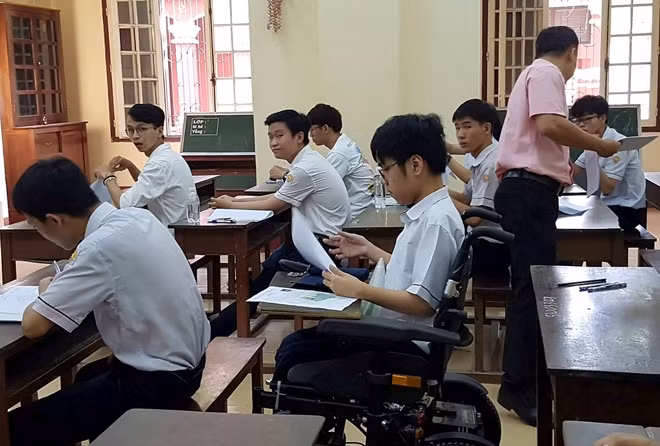 Em Phú làm bài thi trên xe lăn đạt điểm 10 tuyệt đối môn thi Tiếng Anh.