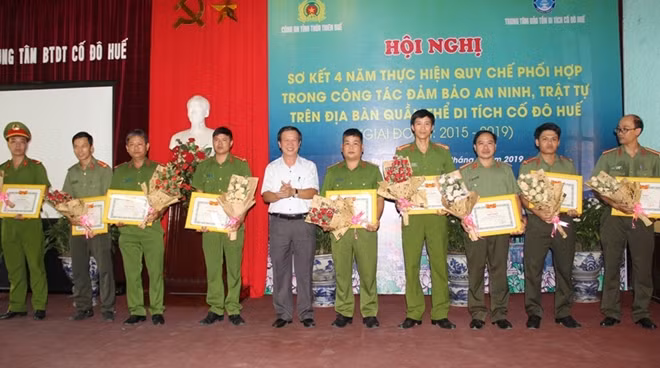 Trung tâm BTDT Cố đô Huế tặng giấy khen cho 11 CBCS Công an tỉnh Thừa Thiên Huế.