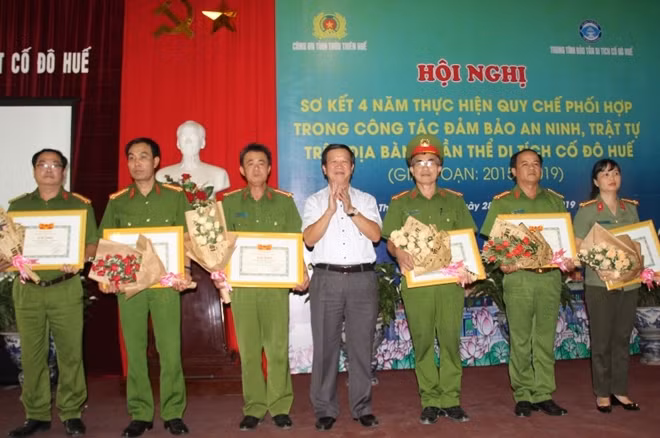 Lãnh đạo Trung tâm BTDT Cố đô Huế tặng giấy khen cho 6 tập thể thuộc Công an tỉnh Thừa Thiên Huế có thành tích trong công tác phối hợp đảm bảo ANTT di tích Cố đô Huế.