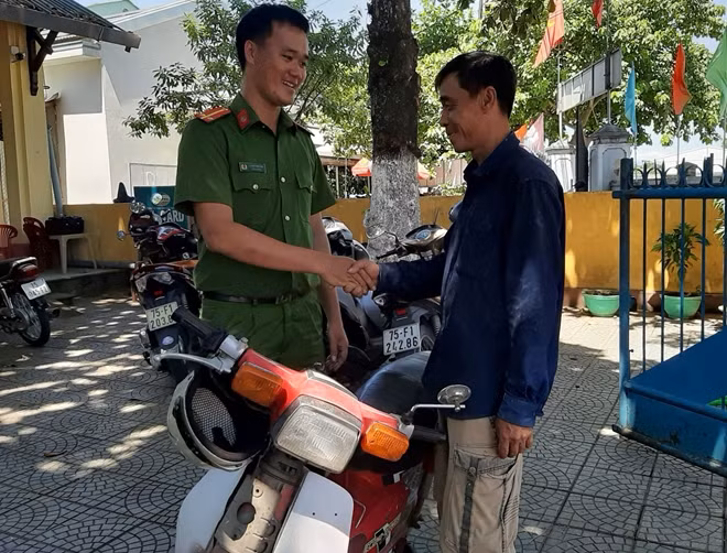 Công an xã Phú Thượng trao trả xe máy bị mất trộm cho ông Quang.