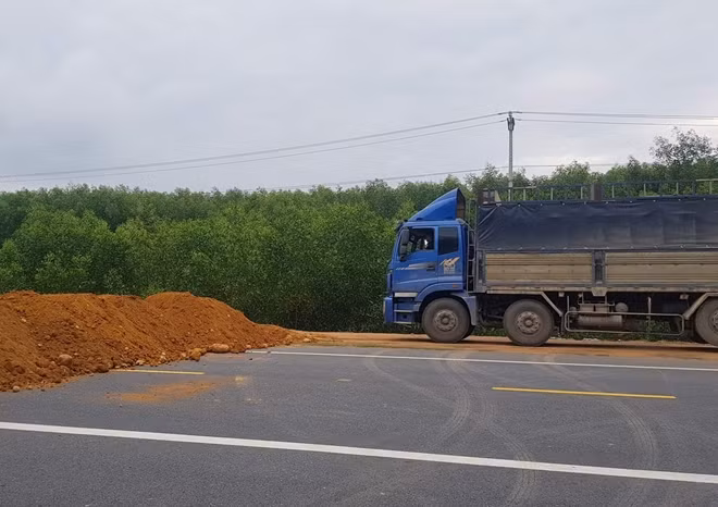 Tuy nhiên có nhiều phương tiện ô tô, xe tải vẫn bất chấp vượt qua bức tường đất để vào cao tốc.