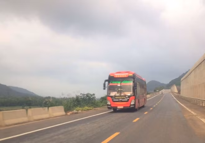 Xe khách chạy tuyến Bắc-Nam bất chấp nguy hiểm chạy tốc độ cao trên cao tốc La Sơn - Túy Loan.