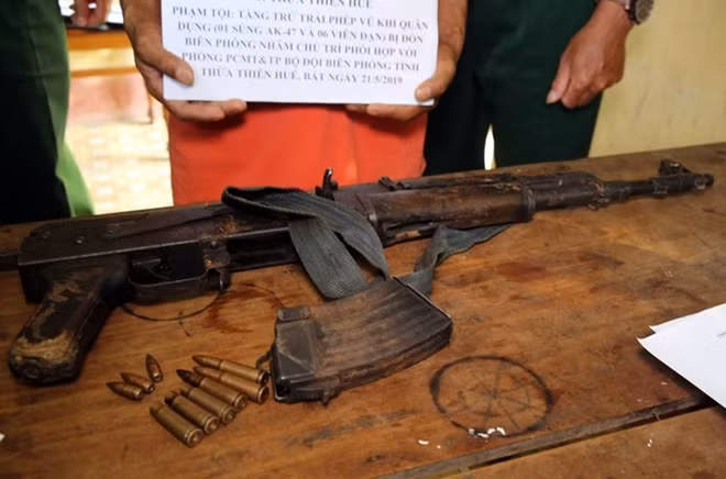 Súng tiểu liên AK-47 và 6 viên đạn được cơ quan chức năng thu giữ.