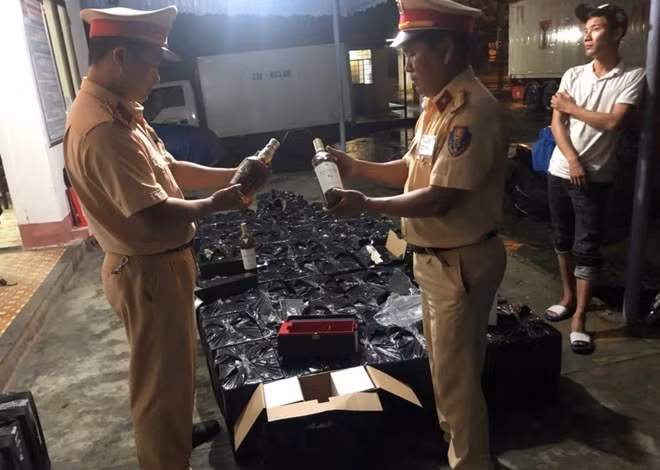 615 chai rượu ngoại nhập lậu được vận chuyển trên đầu kéo BKS: 51D-124.93.