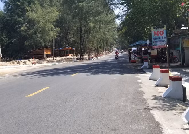 Đập Hòa Duân năm xưa bị vỡ trong trận lũ nay được hàn khẩu, có QL 49B đi qua.