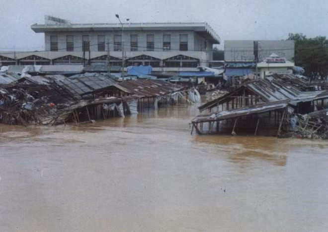 Chợ Đông Ba ngập trong biển nước. (Ảnh: Ban Phòng chống lụt bão tỉnh Thừa Thiên Huế).