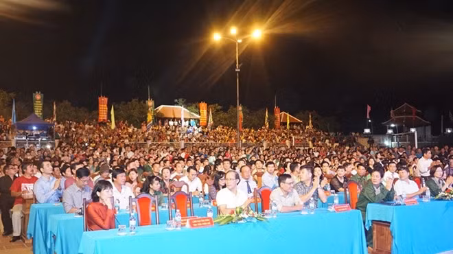 Các đại biểu và đông đảo người dân địa phương tham dự đêm bế mạc.