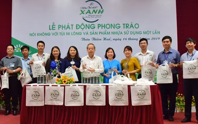 UBND tỉnh Thừa Thiên- Huế phát động phong trào “Nói không với túi nilon và sản phẩm nhựa sử dụng một lần”. UBND tỉnh Thừa Thiên- Huế phát động phong trào “Nói không với túi nilon và sản phẩm nhựa sử dụng một lần”.